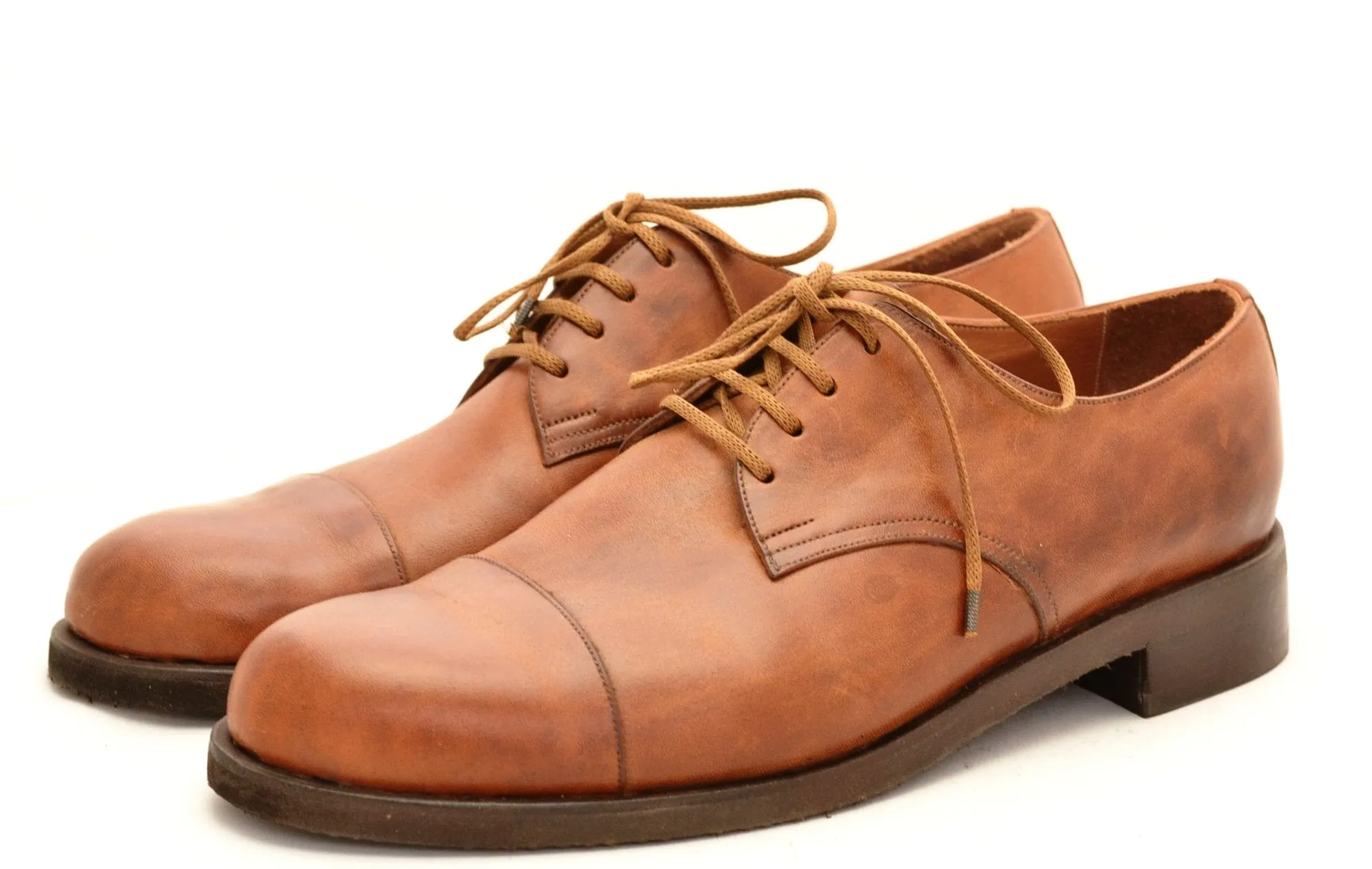 Derby toe cap shoe / tan cordovan