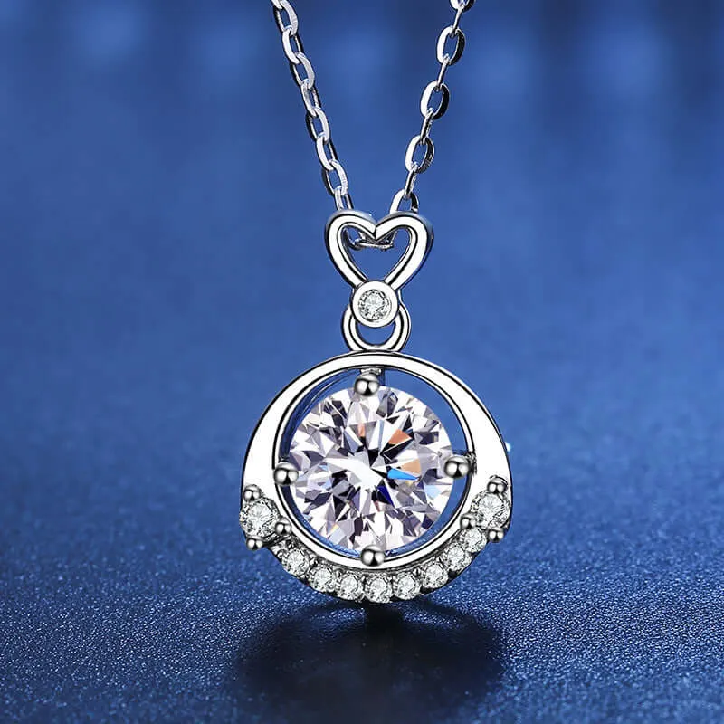 Little Heart Four Claw Crown Moissanite Necklace