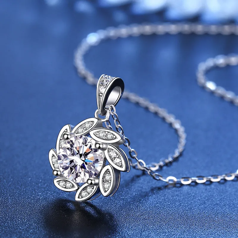 Lucky Revolving Flower Moissanite Necklace