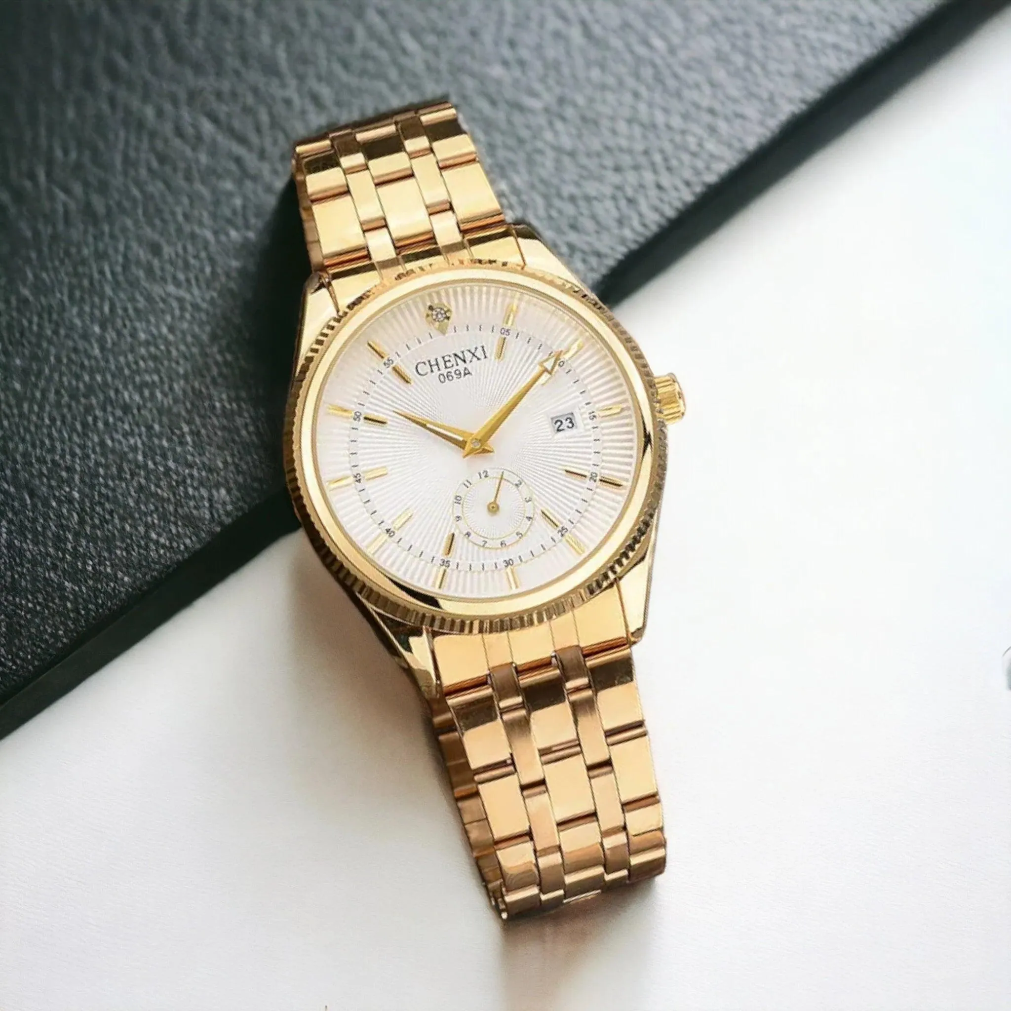 069A Simple Watch - Golden Quartz Wristwatch for Men