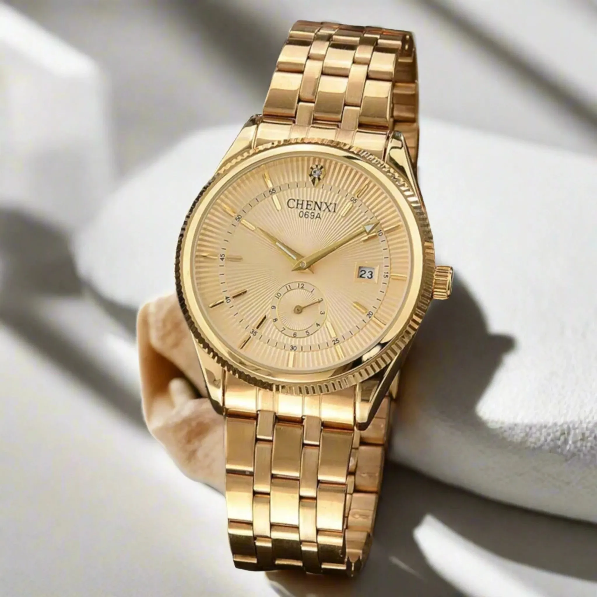 069A Simple Watch - Golden Quartz Wristwatch for Men